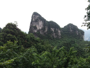恩施青山峻岭间的自然美景