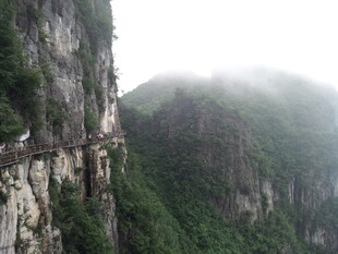 恩施云雾缭绕的险峻山间栈道