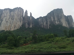 恩施壮丽山峰与葱郁植被景观