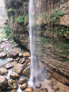 恩施山间瀑布下的嶙峋怪石