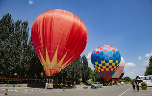 多彩热气球于户外准备升空