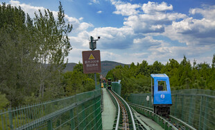 铁轨上行驶的蓝色列车