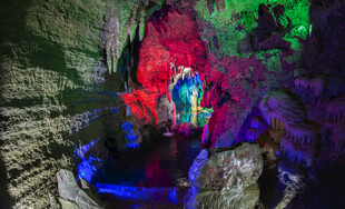 奇幻洞穴灯光景观