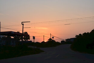 乡村黄昏时的宁静小路