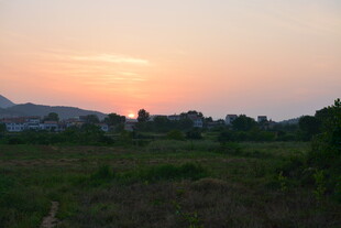 乡村日落时分的田野风光