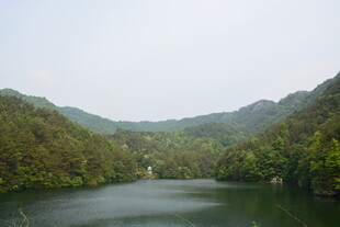 青山环抱的静谧湖泊