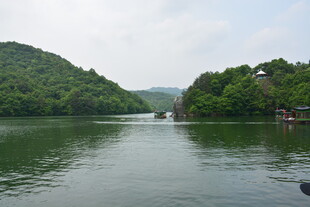 青山环绕的宁静湖水
