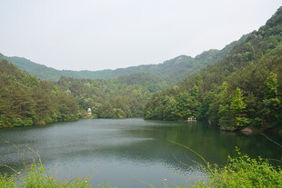 山间静谧湖泊风光