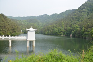 湖畔白亭伴青山绿水