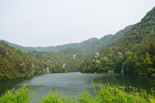 山间静谧湖泊美景