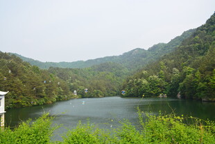 山间静谧湖泊美景