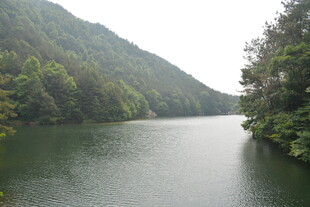 青山环抱的宁静湖水