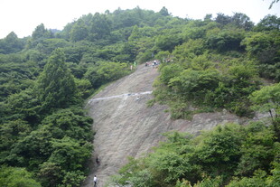山间蜿蜒的水泥道路