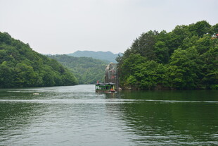 青山绿水间的泛舟美景
