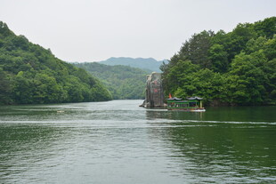 青山绿水间的静谧河道