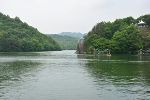 青山环抱的宁静湖水