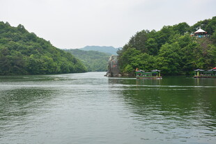 青山环抱的宁静湖水