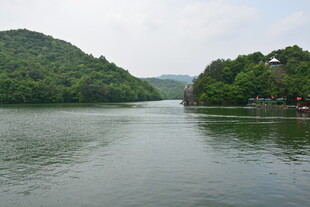 宁静山水间的秀丽湖景
