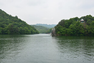 青山环抱的宁静河流