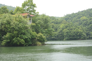 湖畔山林中的静谧小屋