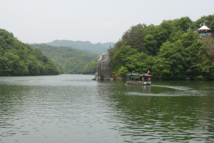 青山绿水间的泛舟景致