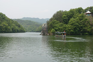 青山绿水间的静谧河流