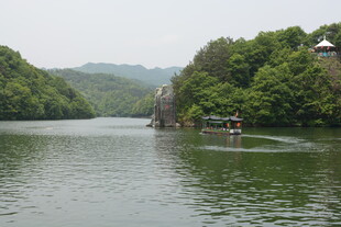 青山绿水间的游船景致