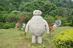 户外大白雕塑 绿意环绕