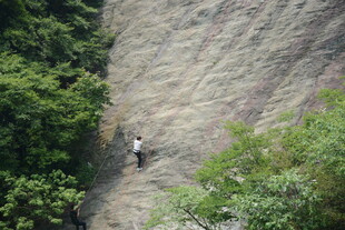 攀岩者挑战陡峭岩壁