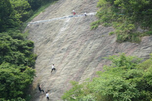 户外峭壁攀岩场景