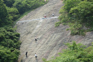 攀岩者挑战陡峭岩壁