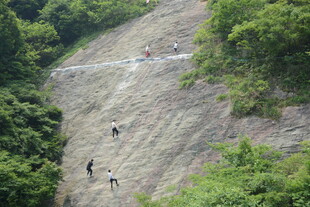 攀岩者挑战陡峭岩壁