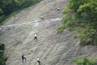 户外攀岩者挑战陡峭岩壁