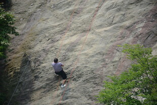攀岩者挑战陡峭岩壁