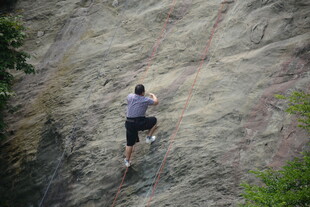 男子户外攀岩英姿