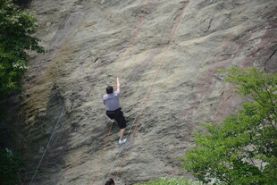 攀岩者挑战陡峭岩壁
