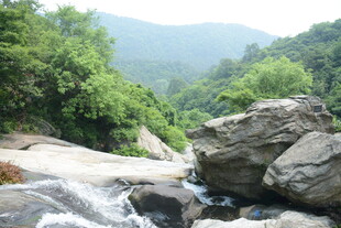 山间溪流与嶙峋怪石