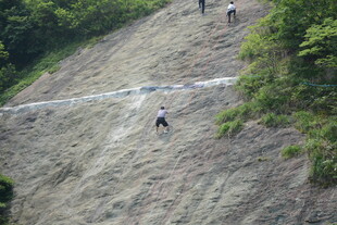 攀岩者挑战陡峭岩壁