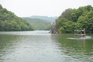青山绿水间的静谧湖面