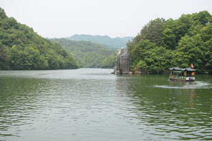 宁静河景中的游船与青山