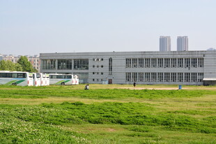 工厂旁的开阔绿地