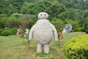 草坪上的大白雕塑