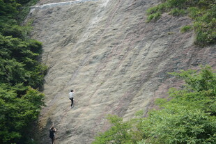 攀岩者挑战陡峭岩壁