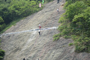 攀岩者挑战陡峭岩壁