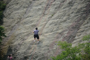 攀岩者挑战陡峭岩壁