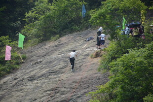 户外山地徒步场景