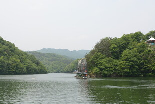 青山绿水间的静谧湖泊