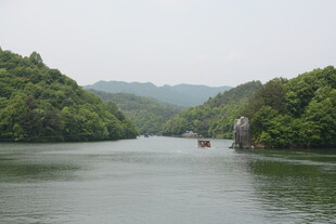 青山环抱的宁静河流