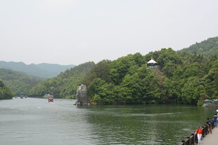 山水相依的宁静湖景