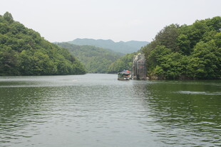 青山环绕的静谧湖水